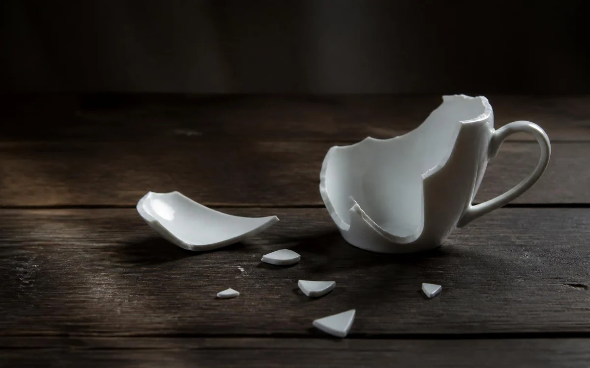 Rozbita porcelanowa filiżanka Rozbita porcelanowa filiżanka