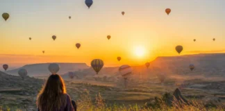 Cytaty o marzeniach – poznaj 30 sentencji Kobieta patrzy na balony nad doliną o wschodzie słońca