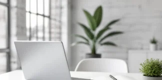 Cytaty Steve’a Jobsa – poznaj 30 sentencji Minimalistyczne biurko z laptopem i notesem