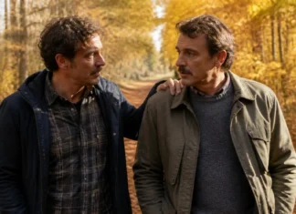 Movember – zdrowie psychiczne mężczyzn. Dlaczego faceci rzadziej proszą o pomoc? Dwóch mężczyzn z wąsami rozmawia na jesiennym spacerze w lesie